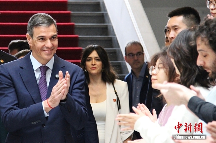 4月13日,北京,正在对中国进行正式访问的西班牙首相桑切斯(左)在清华大学与学生互动。 中新社记者 曾玥 摄 4月13日,北京,正正在对于华夏停止正式拜候的西班牙尾相桑切斯(左)正在浑华年夜教取教死互动。 中新社记者 曾玥 摄